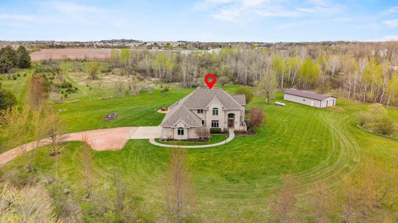W7828 Hillview Rd, Hortonville, WI 54944
