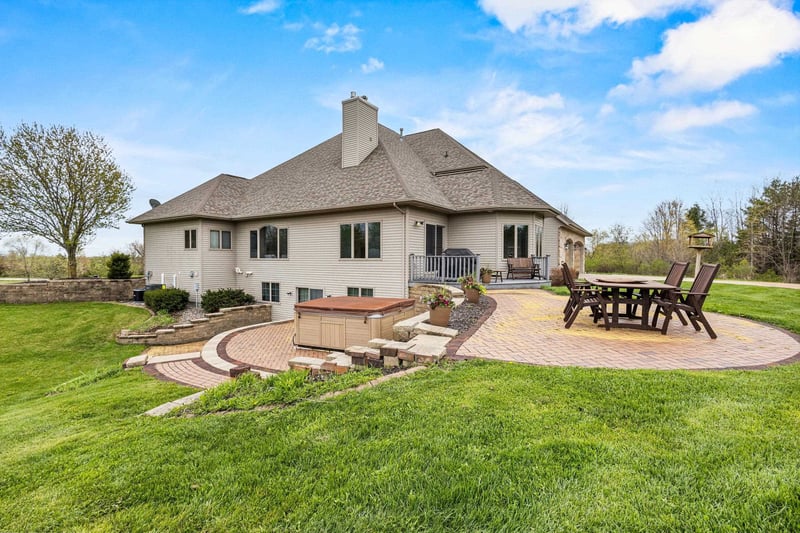 W7828 Hillview Rd, Hortonville, WI 54944