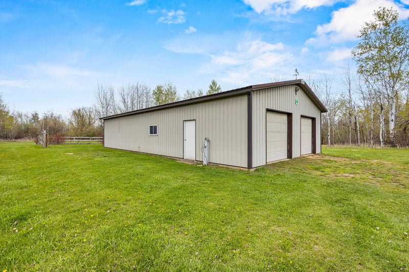 W7828 Hillview Rd, Hortonville, WI 54944