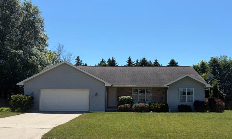 1927 Cross Creek Cir, De Pere, WI 54115-7424