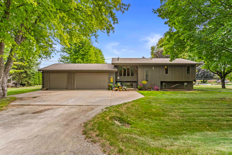 1261 Gavin Rd, Neenah, WI 54956