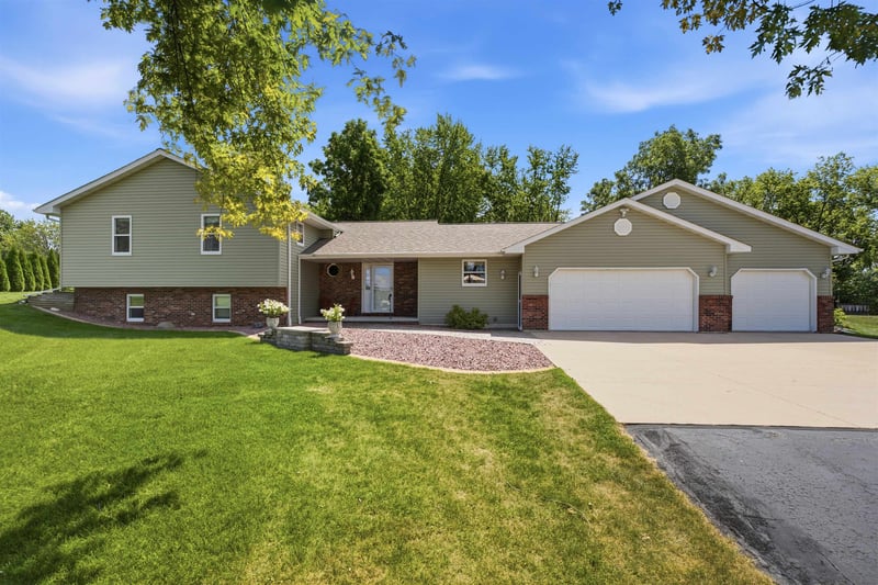 W6817 Appletree Ct, Greenville, WI 54942