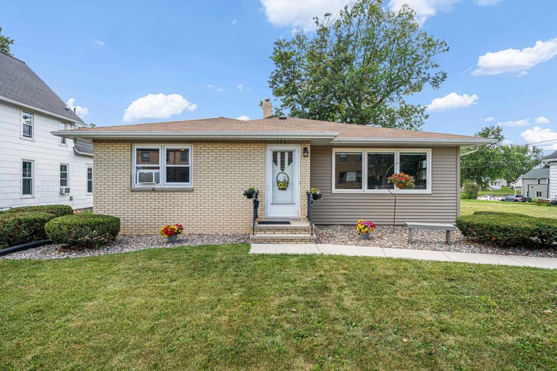 123 W 8th St, Kaukauna, WI 54130