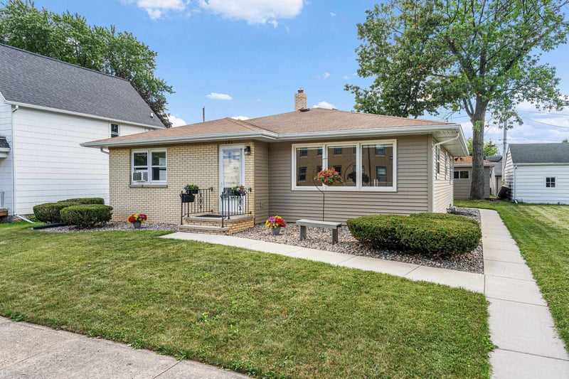 123 W 8th St, Kaukauna, WI 54130