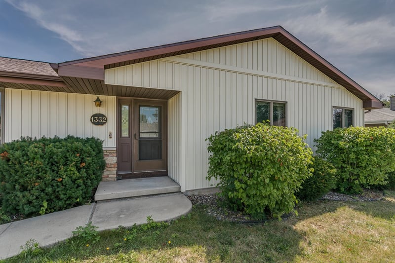 1332 Mulberry Ln, Neenah, WI 54956