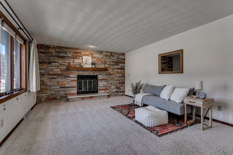 1332 Mulberry Ln, Neenah, WI 54956