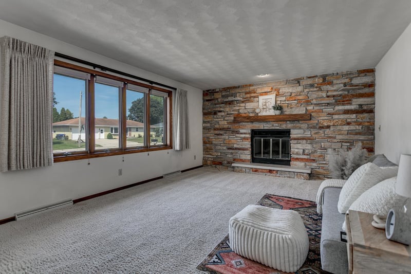 1332 Mulberry Ln, Neenah, WI 54956