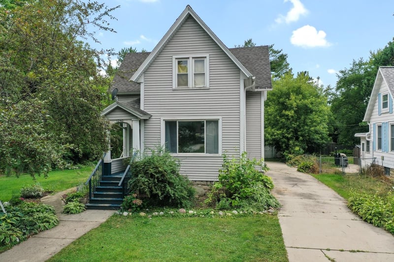 1240 S Jackson St, Green Bay, WI 54301-3038