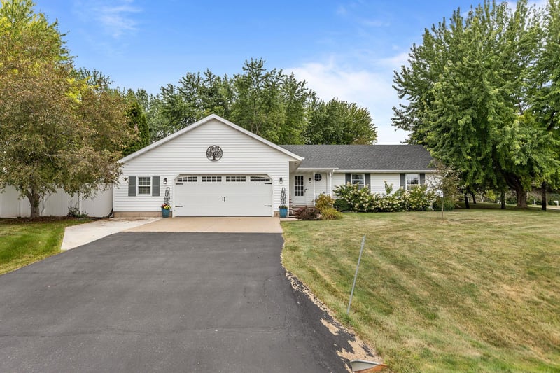 N1391 Woodland Dr, Greenville, WI 54942