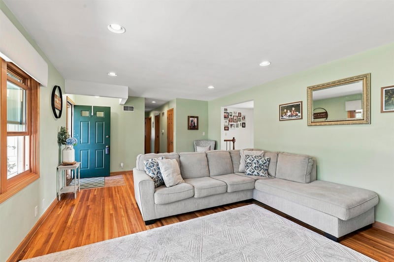 4521 W Capitol Dr, Appleton, WI 54913