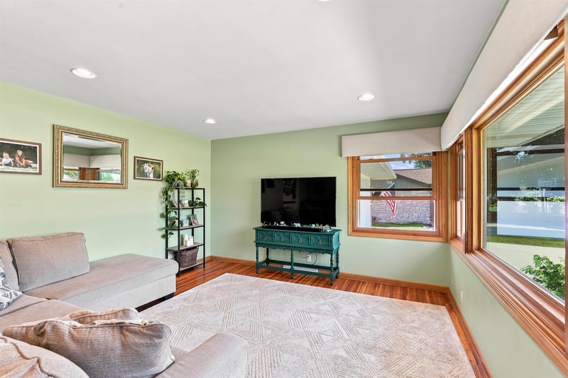 4521 W Capitol Dr, Appleton, WI 54913