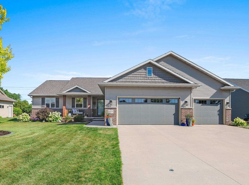 W6438 Sawtooth St, Menasha, WI 54952