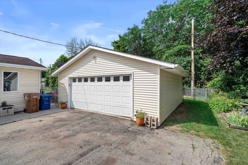 1008 Meadowview Dr, Menasha, WI 54952