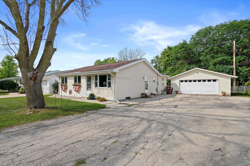 1008 Meadowview Dr, Menasha, WI 54952