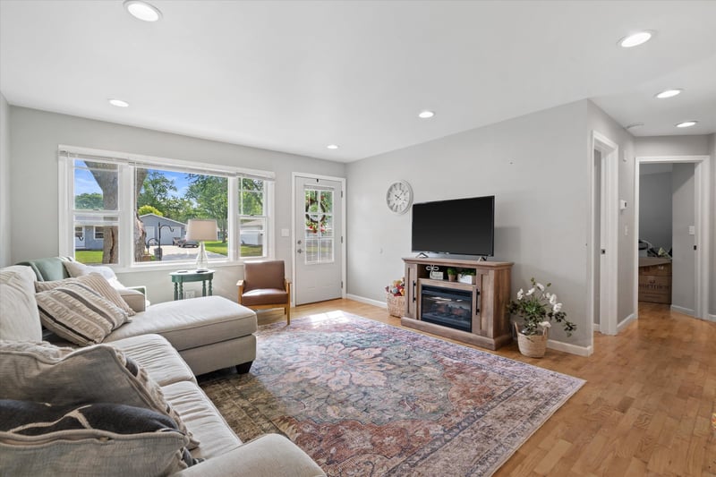 1008 Meadowview Dr, Menasha, WI 54952