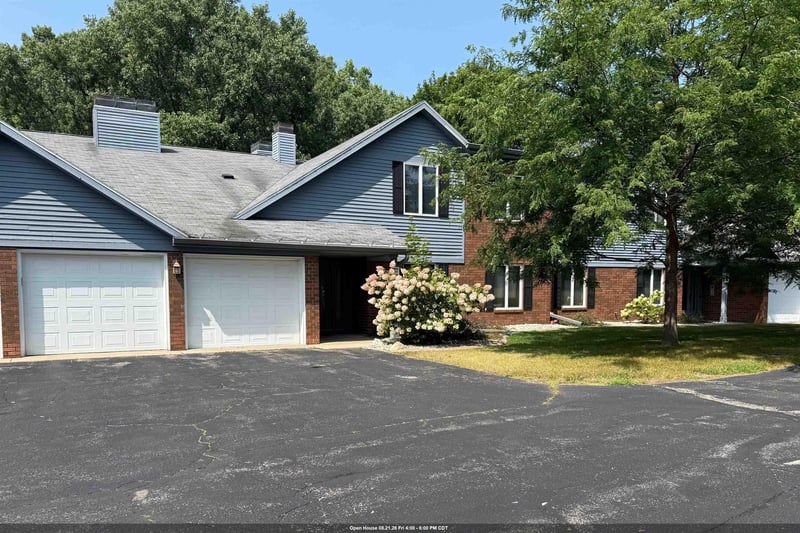 2935 Mossy Oak Cir, Green Bay, WI 54311-5789
