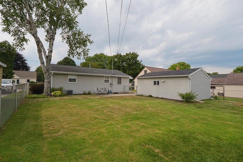 825 Stony Brook Ln, Green Bay, WI 54304-2127