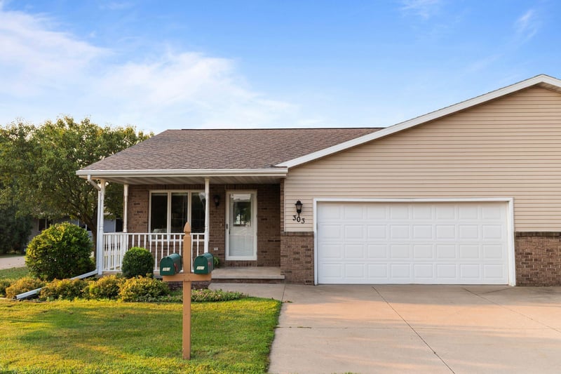 303 Parkview Ln, Kimberly, WI 54136