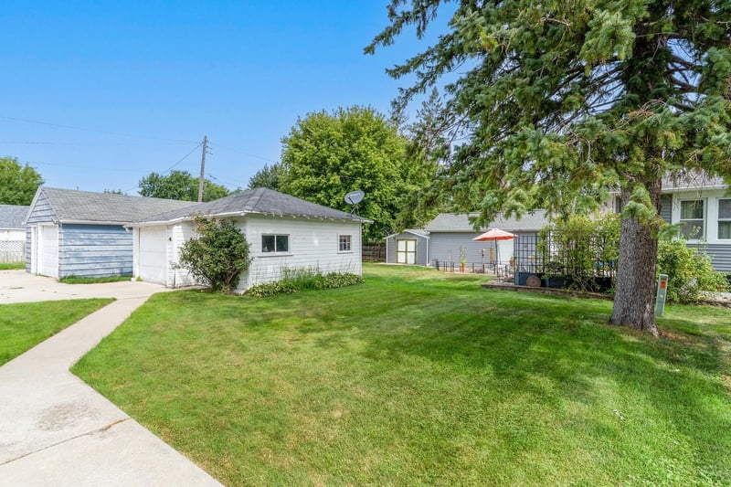1004 Elmore St, Green Bay, WI 54303-3923