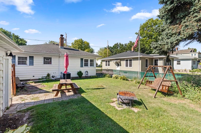 1342 Waugoo Ave, Oshkosh, WI 54901