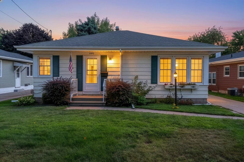 1342 Waugoo Ave, Oshkosh, WI 54901