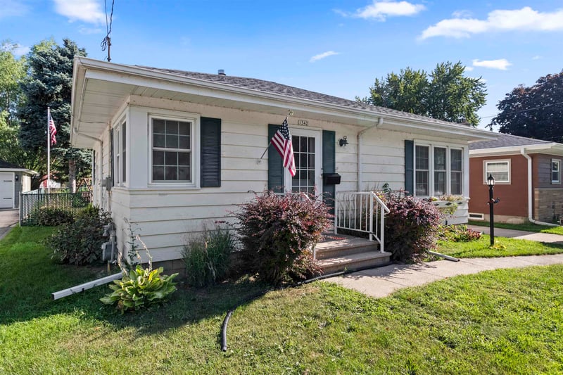 1342 Waugoo Ave, Oshkosh, WI 54901