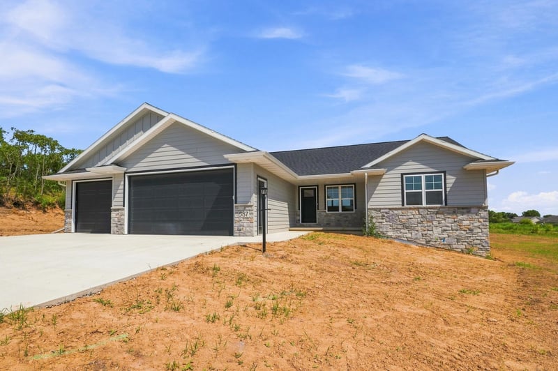 587 Emerald Isle Ct, Wrightstown, WI 54180