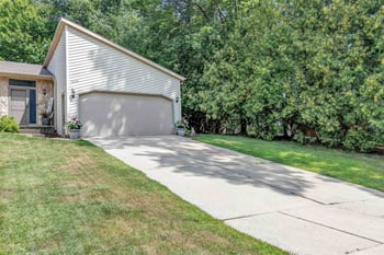 2526 Dunbar Ln, Green Bay, WI 54304