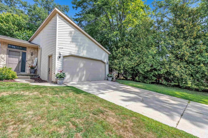 2526 Dunbar Ln, Green Bay, WI 54304