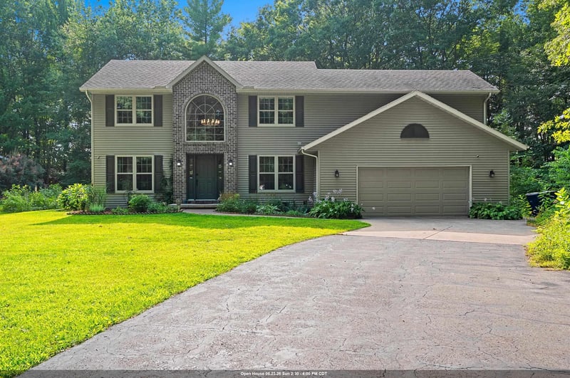 3611 Royal Oaks Ct, Suamico, WI 54173-8268