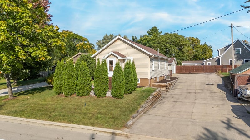 1420 S Division St, New London, WI 54961