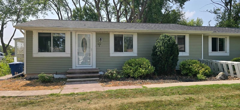 969 7th St #B, Menasha, WI 54952-2884