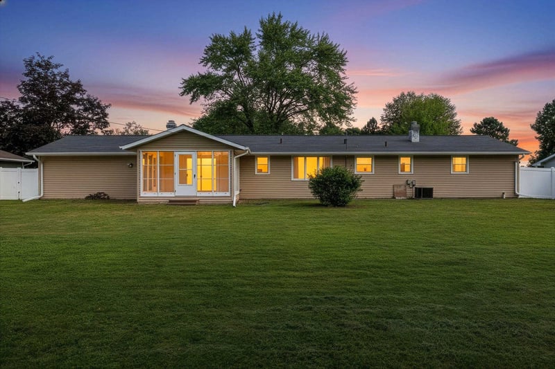 1327 Skylark Ln, Green Bay, WI 54313-5862