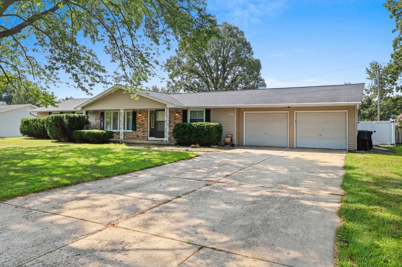 1327 Skylark Ln, Green Bay, WI 54313-5862