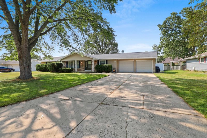 1327 Skylark Ln, Green Bay, WI 54313-5862