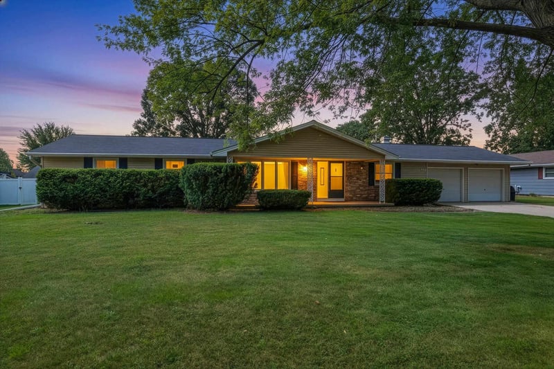 1327 Skylark Ln, Green Bay, WI 54313-5862