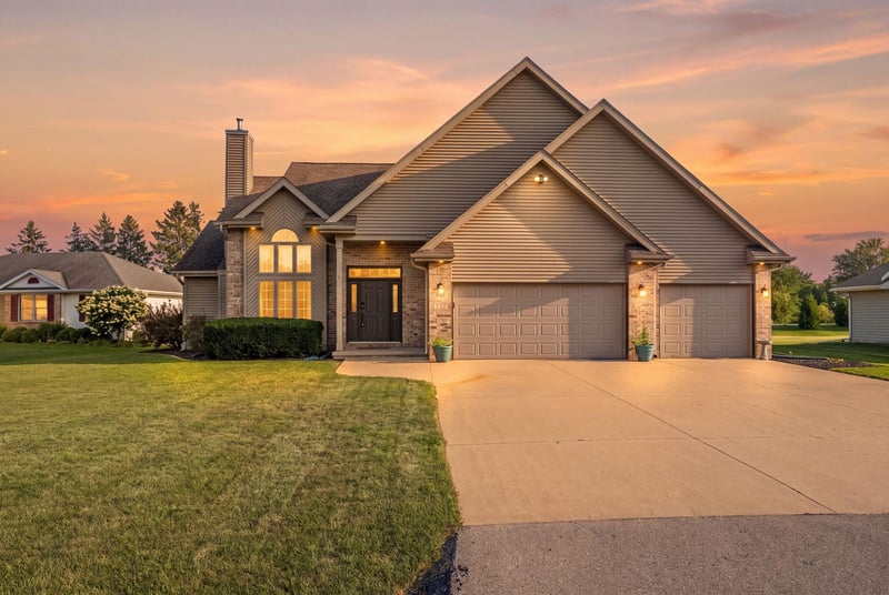 2705 Oakwood Cir, Oshkosh, WI 54904-8463