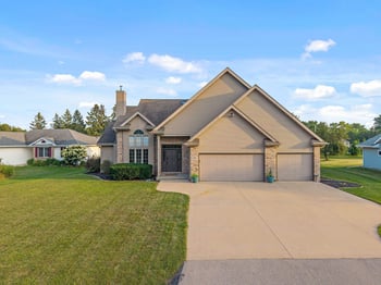 2705 Oakwood Cir, Oshkosh, WI 54904-8463