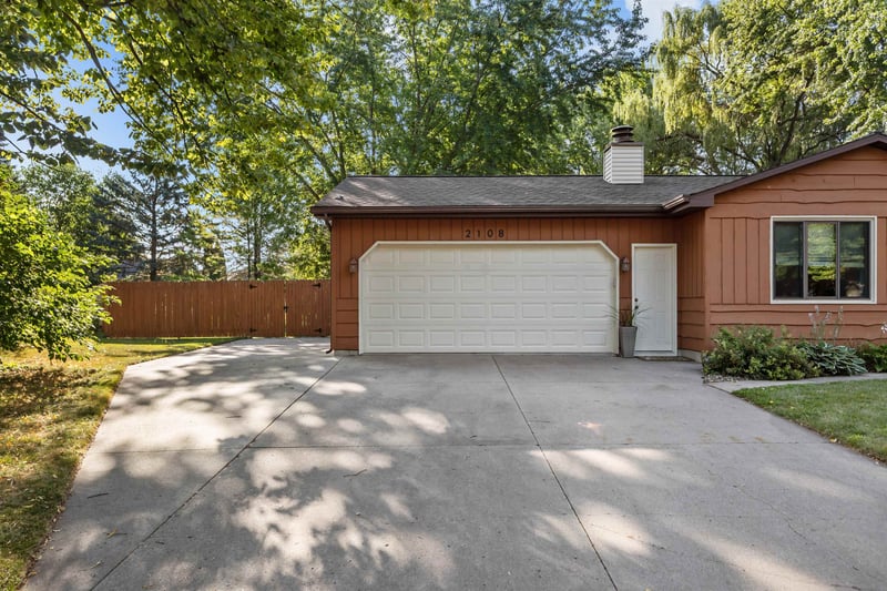 2108 S Horizon Dr, Appleton, WI 54915