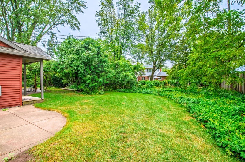 416 Arrowhead Dr, Green Bay, WI 54301-2638