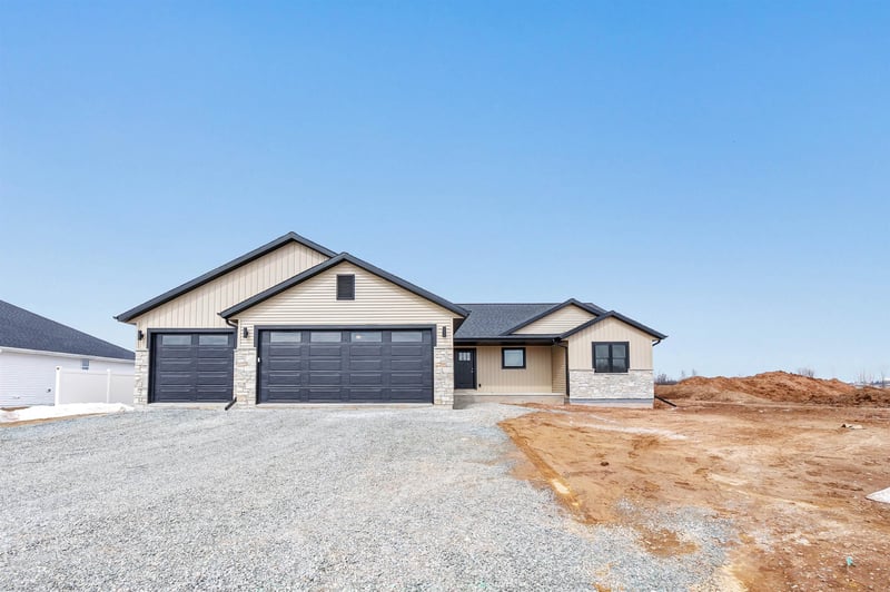 W5747 Roundstone Pl, Menasha, WI 54952