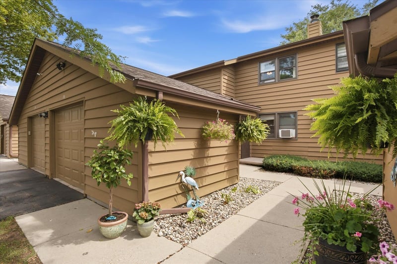 970 Manor Dr #74, Neenah, WI 54956