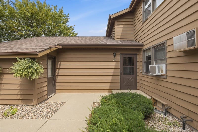 970 Manor Dr #74, Neenah, WI 54956