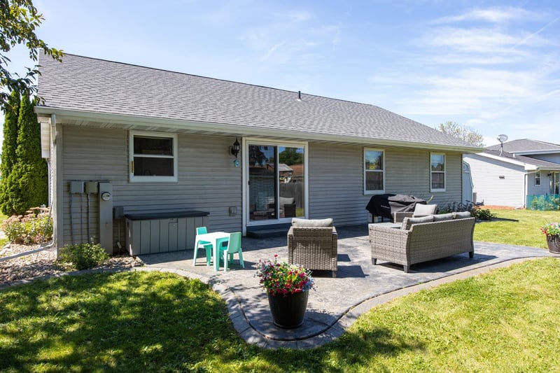 1900 Fieldcrest Dr, Kaukauna, WI 54130