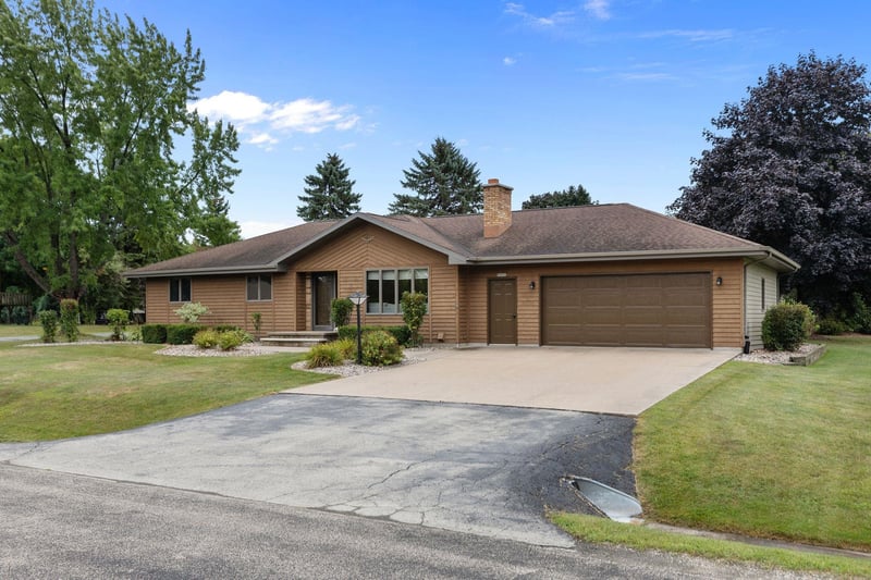 N9626 Darboy Dr, Appleton, WI 54915