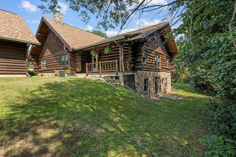 5005 Breezewood Ln, Winneconne, WI 54986-0000
