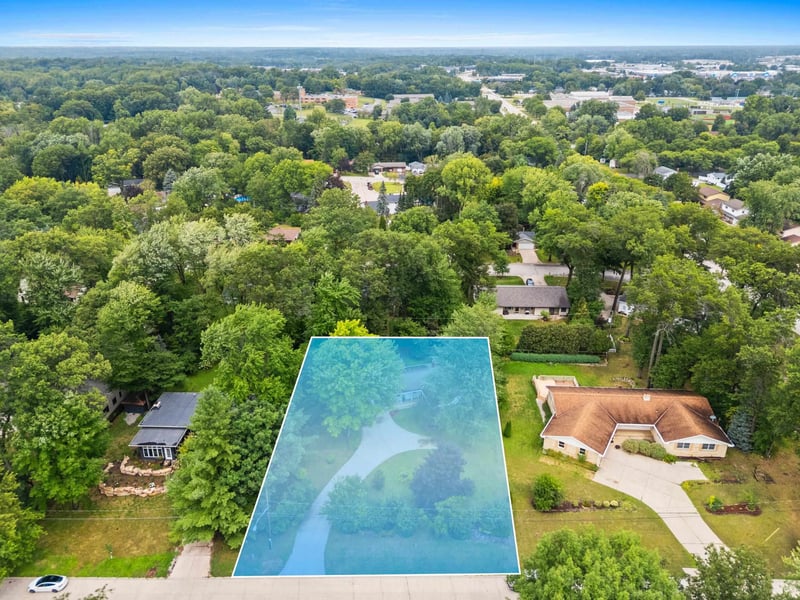 2624 Oakwood Dr, Green Bay, WI 54304-1617