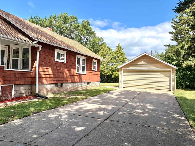 808 7th St, Green Bay, WI 54304-2662