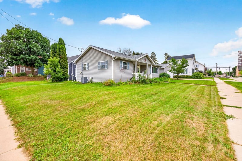 416 Desnoyer St, Kaukauna, WI 54130