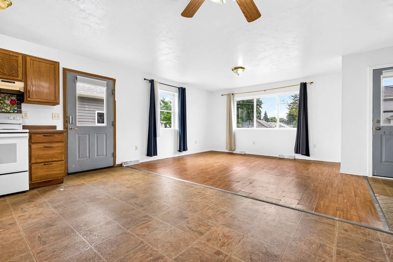 416 Desnoyer St, Kaukauna, WI 54130